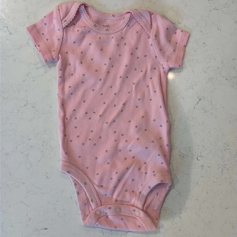Just One You 4-pack of Onesies with Matching 2-pack of footie pants. Size 3M